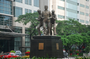 NinoyAquinoStatue1